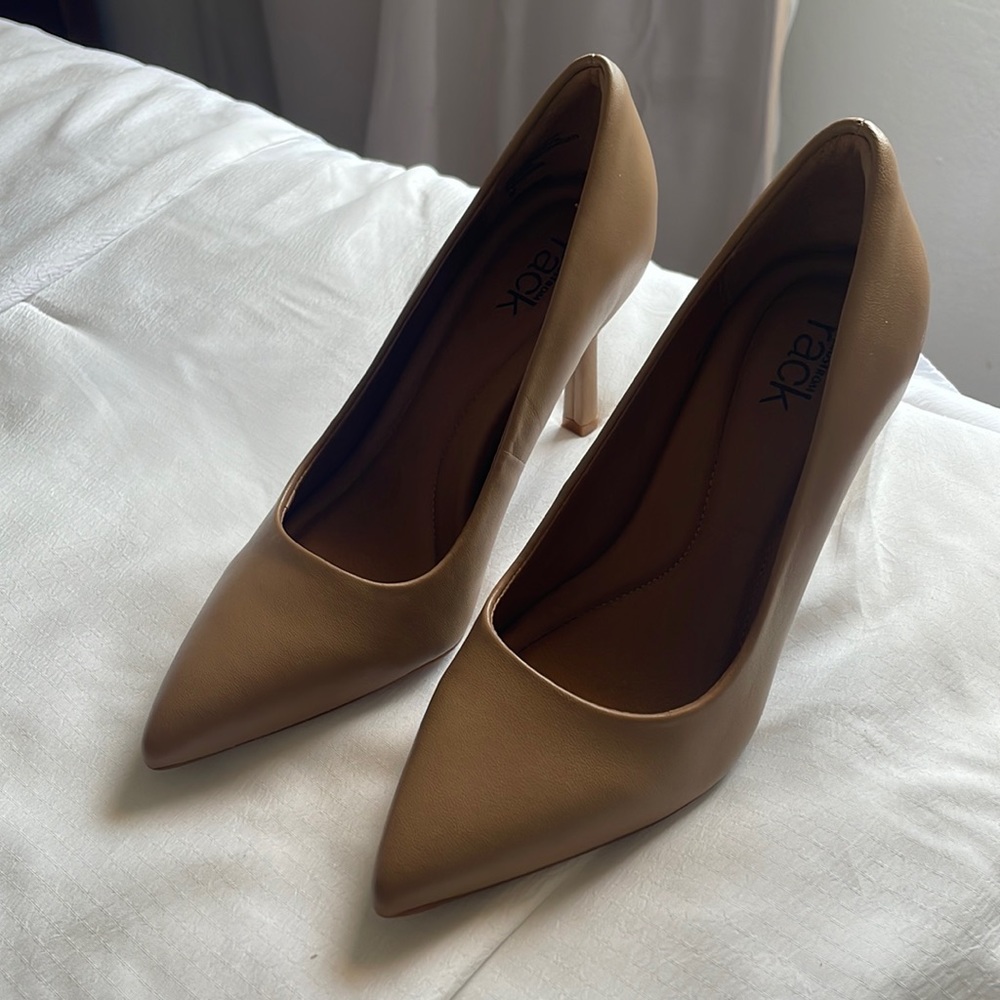 Tan pumps size 4 women